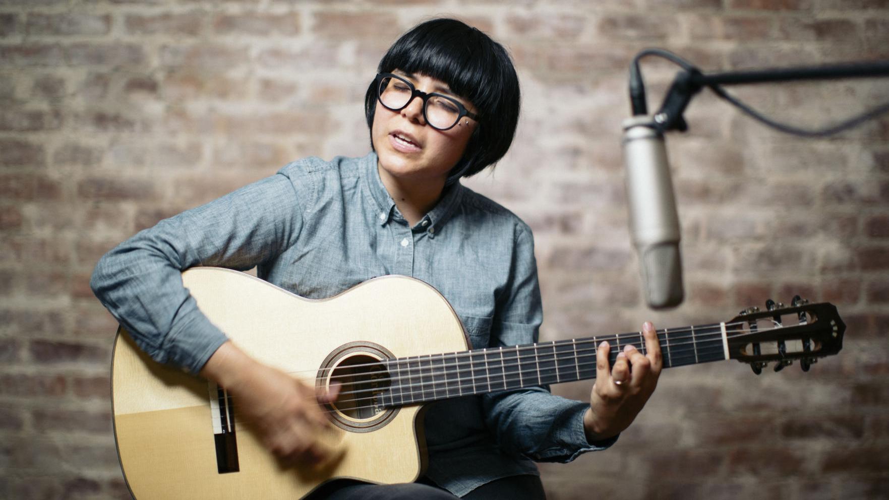 Artista de Nogales impactó las redes con 'La Cumbia Feminazi'